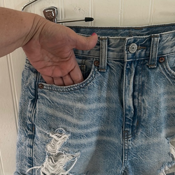 American Eagle Mom Shorts Cutoff Distressed Blue Denim Shorts sz 4 - Picture 7 of 12